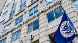Juez declara al DHS en desacato por deportar a un hombre a El Salvador.