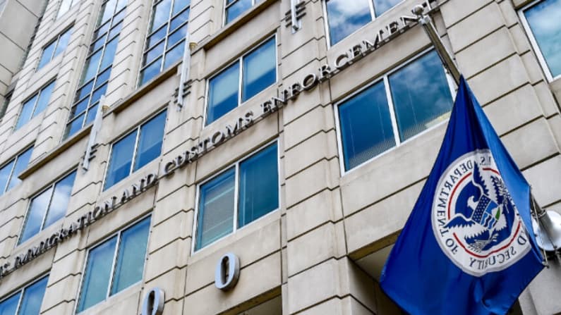 Juez declara al DHS en desacato por deportar a un hombre a El Salvador.