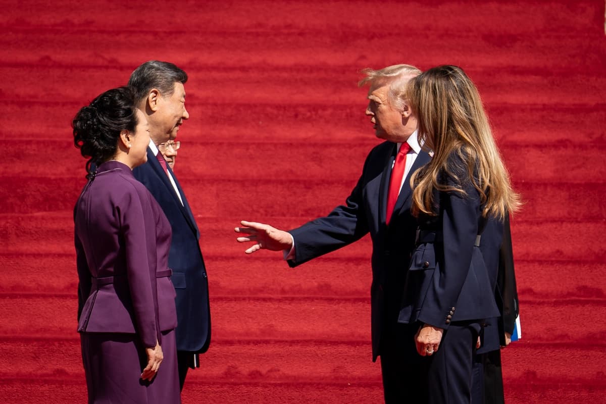 El presidente Donald Trump (segundo por la derecha), la primera dama Melania Trump (derecha), el líder chino Xi Jinping (segundo por la izquierda) y su esposa Peng Liyuan (izquierda), durante una visita a los Archivos Nacionales de Estados Unidos en Washington el 25 de septiembre de 2026. (Madalina Kilroy/The Epoch Times)