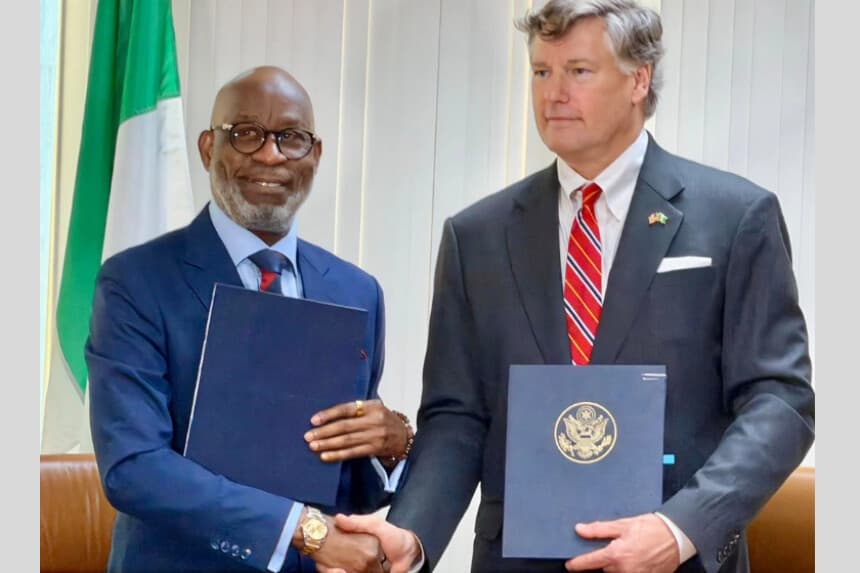 El ministro de Minerales de Nigeria, Dele Alake, estrecha la mano del subsecretario de Estado de EE. UU., Christopher Landau, el 24 de septiembre de 2026. (Gobierno de Nigeria).