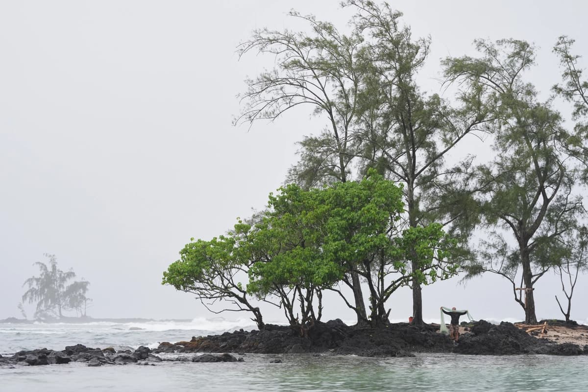 Kawika Ige pesca mientras el huracán Nolo se encuentra cerca, el viernes 25 de septiembre de 2026, en Hilo, Hawái. (Gregory Bull/AP Photo)