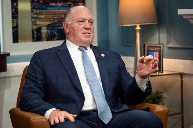 El responsable de la política fronteriza de la Casa Blanca, Tom Homan, habla durante una entrevista con "American Thought Leaders" en Washington el 24 de septiembre de 2026. (Madalina Kilroy/The Epoch Times)