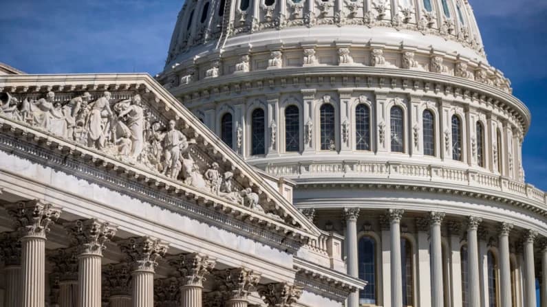 Trump revoca casi USD 1000 millones en fondos aprobados por el Congreso