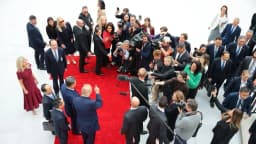 Cadenas de TV reanudan cobertura de eventos de Trump luego de que medios excluidos recuperaron el acceso