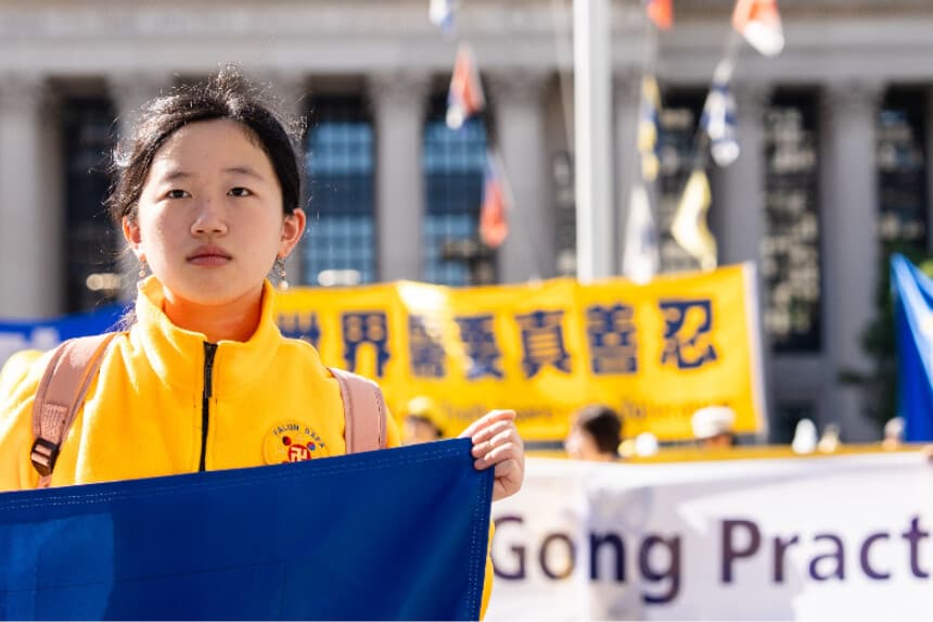 Practicantes de Falun Gong se manifiestan para exigir el fin de la persecución del Partido Comunista Chino contra esta práctica espiritual, durante la visita de Estado del líder chino Xi Jinping a Washington el 24 de septiembre de 2026. (Samira Bouaou/The Epoch Times)