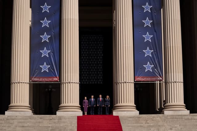 El presidente de EE. UU., Donald Trump; la primera dama, Melania Trump; el líder chino, Xi Jinping, y su esposa, Peng Liyuan, durante una visita a los Archivos Nacionales de EE. UU. en Washington el 25 de septiembre de 2026. (Madalina Kilroy/The Epoch Times)