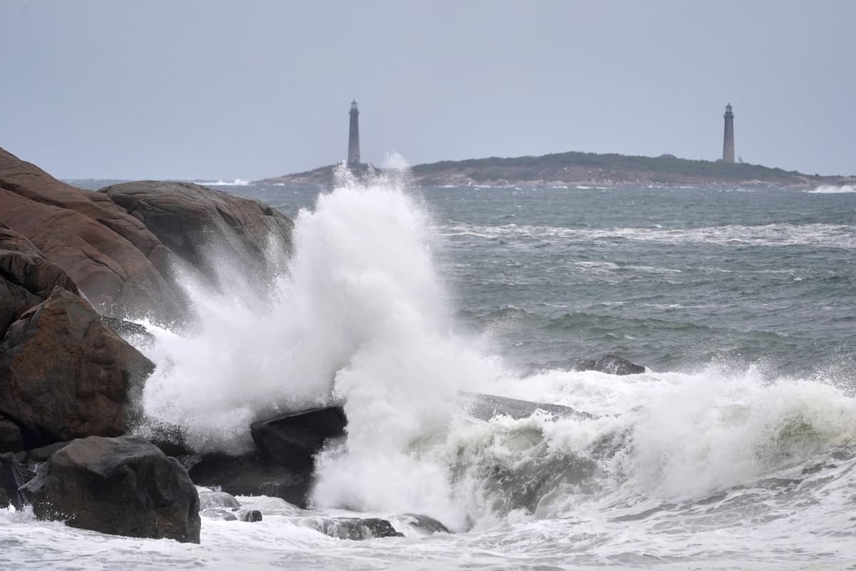 Las olas rompen a lo largo de la costa rocosa, con los faros gemelos de la isla Thatcher visibles en la distancia, durante las primeras etapas de una tormenta del noreste el viernes 25 de septiembre de 2026, en Gloucester, Massachusetts. (Foto AP/Robert F. Bukaty)