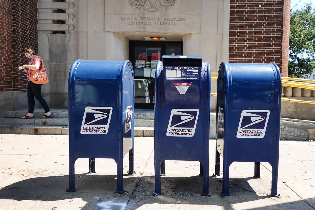 Buzones en la entrada de una instalación del Servicio Postal de los Estados Unidos en Chicago el 13 de agosto de 2020. (Scott Olson/Getty Images)