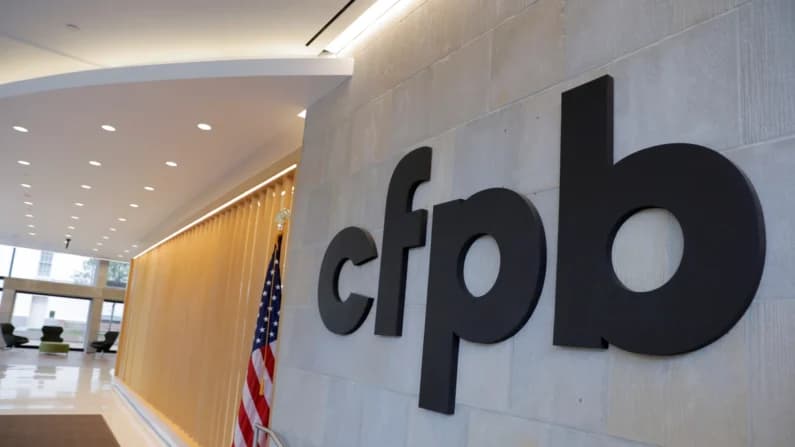 Juez federal anula intento de recortar la financiación federal de la CFPB