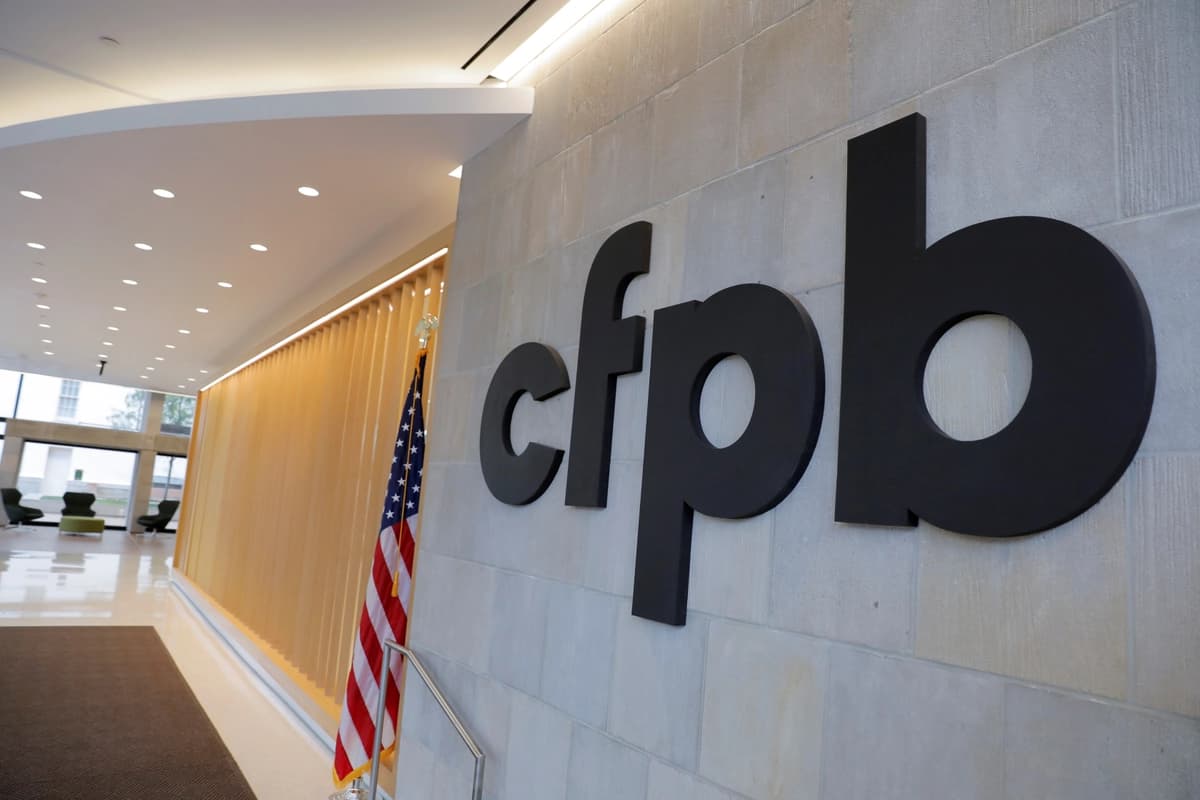 Juez federal anula intento de recortar la financiación federal de la CFPB