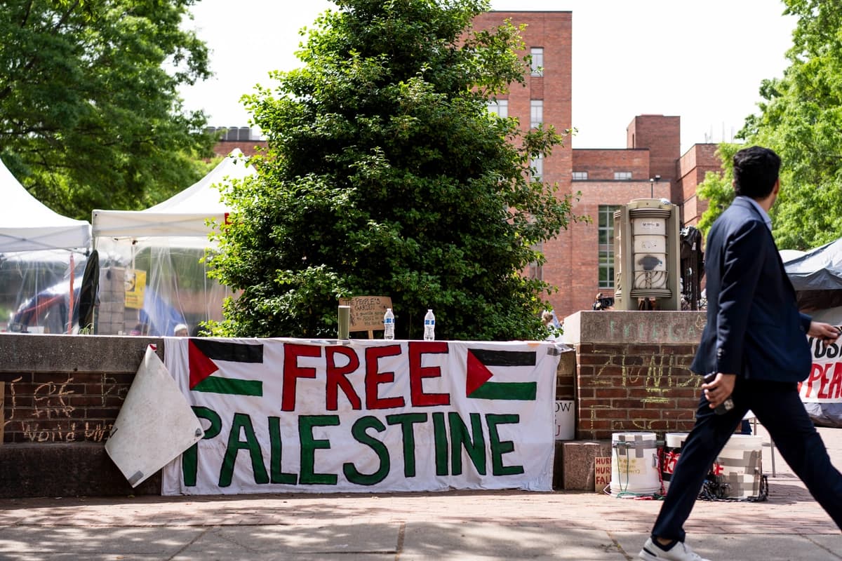 Campamento de estudiantes que protestan en la Universidad George Washington, en Washington, el 3 de mayo de 2024. (Madalina Vasiliu /The Epoch Times)