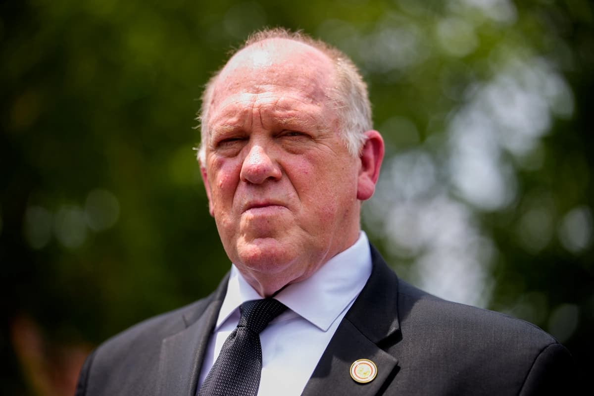 Tom Homan, el responsable de seguridad fronteriza de la Casa Blanca, responde a una pregunta de un reportero frente al Ala Oeste de la Casa Blanca el 22 de junio de 2026. (Andrew Harnik/Getty Images)