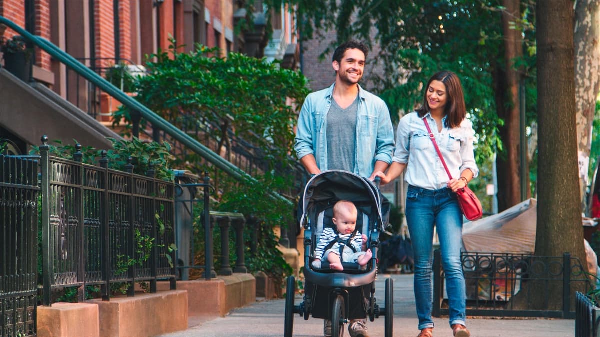 Una familia camina por una calle urbana de la ciudad de Nueva York. (Shutterstock)