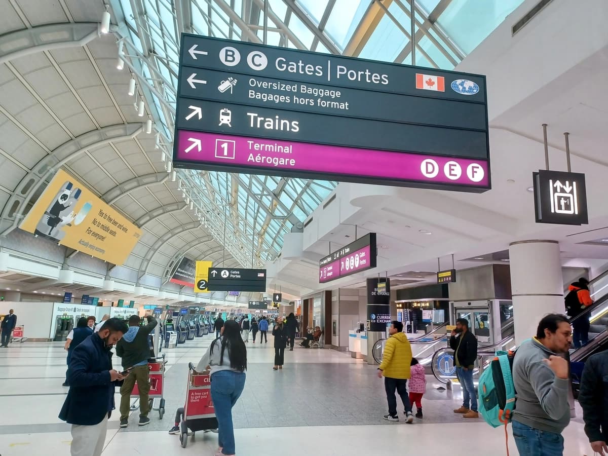 Pasajeros en el Aeropuerto Internacional Pearson el 21 de junio de 2024. (Shutterstock/ACHPF)