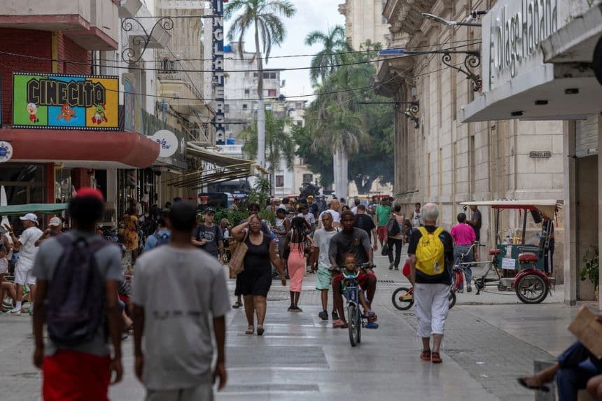 Varias personas caminan por una concurrida zona comercial de La Habana, Cuba, el 16 de septiembre de 2026. (Ricardo Arduengo/Reuters)