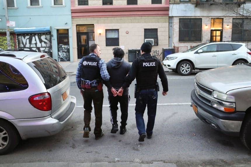 En una foto de archivo, se ve a agentes del Servicio de Inmigración y Control de Aduanas (ICE) realizando un arresto. (John Moore/Getty Images)