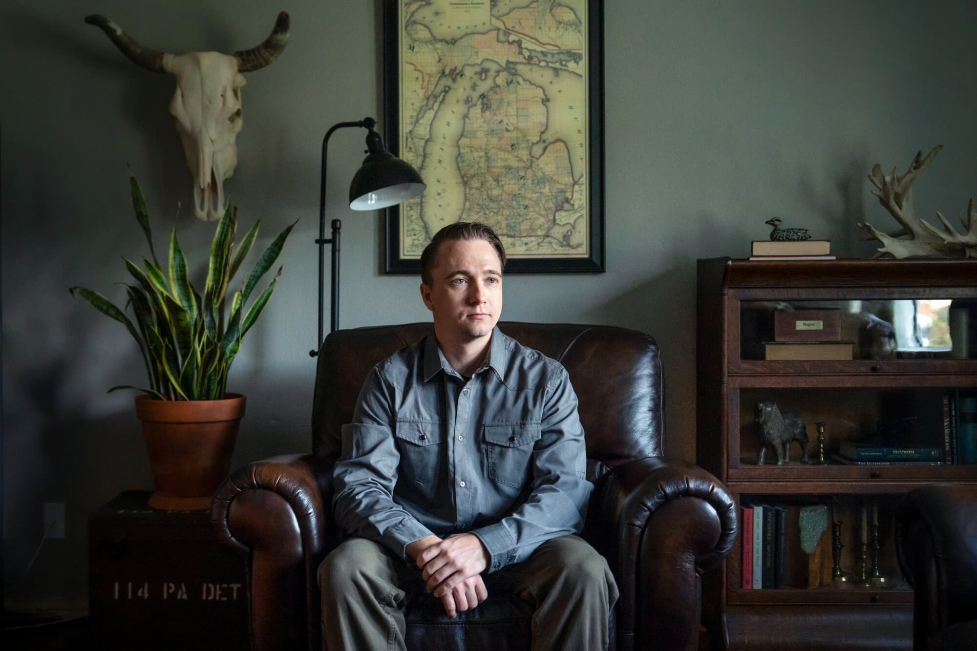 Patrick Tate Adamiak, coleccionista de objetos militares, en su casa en Virginia Beach, Virginia, el 21 de septiembre de 2026. (Madalina Kilroy/The Epoch Times)