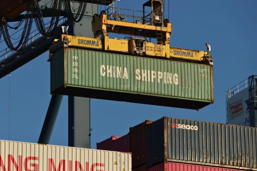Un contenedor de carga de China Shipping es descargado por grúa desde un buque portacontenedores en el Puerto de Los Ángeles, a lo largo del Océano Pacífico, el 19 de agosto de 2026. (Patrick T. Fallon / AFP vía Getty Images).