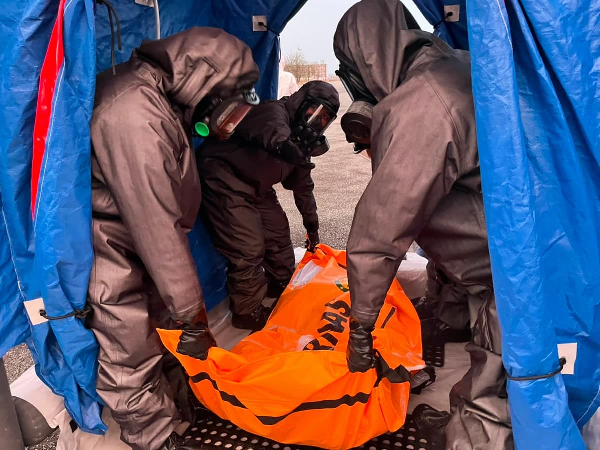 Los rescatistas transportan el cuerpo de una víctima del naufragio de un ferry ocurrido a principios de este mes, a su llegada a Banjarmasin, Kalimantan del Sur, Indonesia, el 27 de septiembre de 2026. (BASARNAS vía AP).