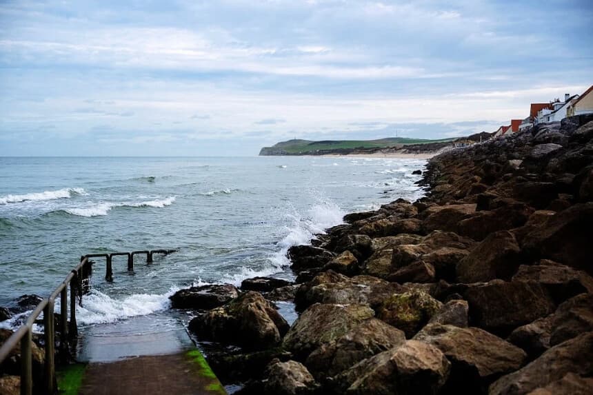 Las olas rompen contra la orilla cerca de una playa conocida por ser utilizada por bandas de traficantes de personas para lanzar botes inflables al Canal de la Mancha, el 24 de septiembre de 2026 en Wissant, Francia. (Carl Court/Getty Images)