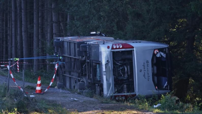 Autobús con turistas filipinos vuelca rumbo al Oktoberfest de Alemania y deja 2 muertos