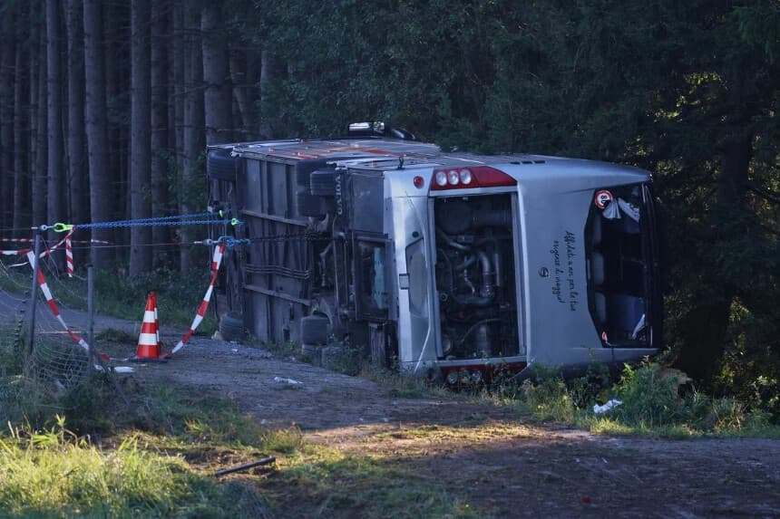 Vista de la escena después de que un autobús turístico se desviara de una autopista, en Buchloe, Alemania, el 27 de septiembre de 2026. (Karl-Josef Hildenbrand/dpa vía AP).