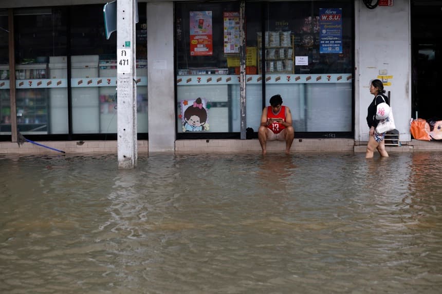 Un residente camina por el agua tras un aguacero prolongado en una comunidad anegada de Bangkok, cuyos 50 distritos fueron declarados zonas de desastre por inundaciones tras las lluvias intensas y prolongadas. (EFE/EPA/RUNGROJ YONGRIT)