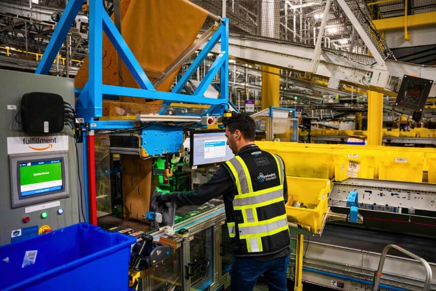 Un empleado de Amazon trabaja en una nueva estación de embalaje en el almacén de MQY1 en el centro avanzado de distribución de Amazon en Mt. Juliet, Tennessee, el 9 de octubre de 2024. (Foto de Seth Herald /AFP vía Getty Images).