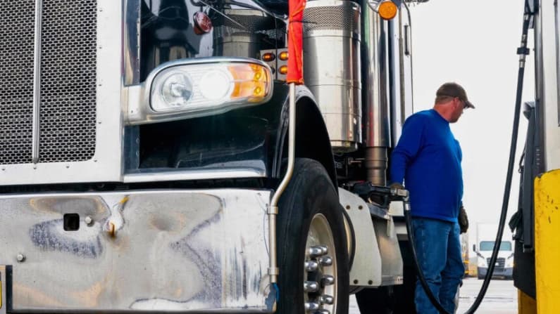 Trump dice que está considerando seriamente prohibir la exportación de diésel