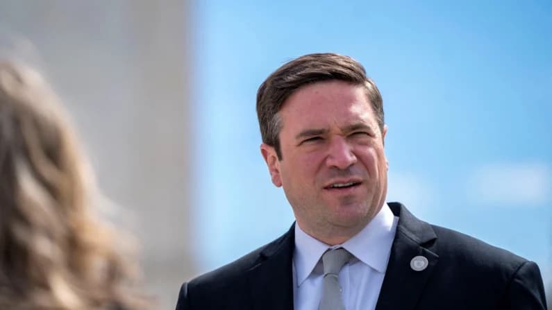 Anuncia su renuncia el subdirector del FBI