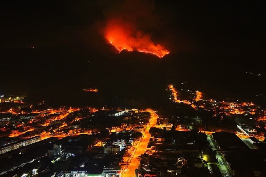 Esta imagen muestra un incendio en la ladera sur del cerro Casitagua, en el norte de Quito, el 19 de septiembre de 2026. (Christian SIERRA / AFP vía Getty Images)
