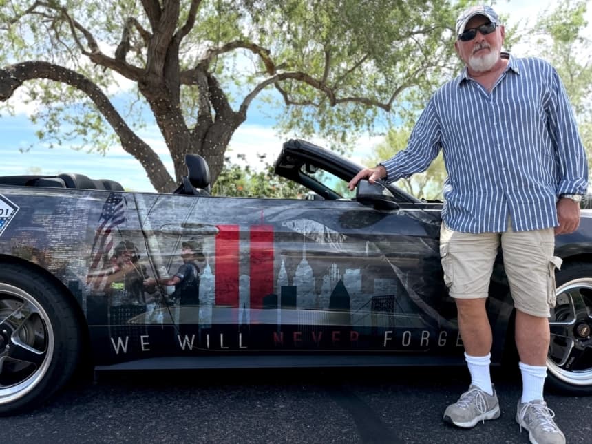 Bob Jenkins se encontraba en el piso 39 de la torre norte del World Trade Center cuando un avión de pasajeros se estrelló contra el edificio. Ahora conduce un Mustang GT del 11 de septiembre como homenaje diario al ataque terrorista más mortífero en la historia del país. Jenkins exhibe su Mustang en Carefree, Arizona, el 20 de septiembre de 2026. (Allan Stein/The Epoch Times)