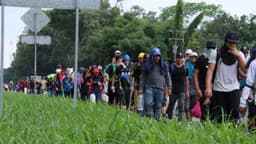 Caravana con 600 migrantes avanza desde México hacia EE. UU. pese a políticas de Trump