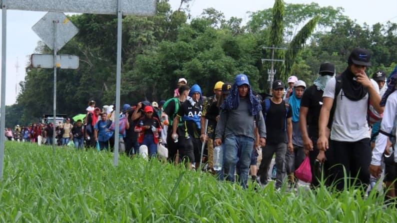 Caravana migrante con 600 personas avanza desde México hacia EE. UU. pese a políticas de Trump