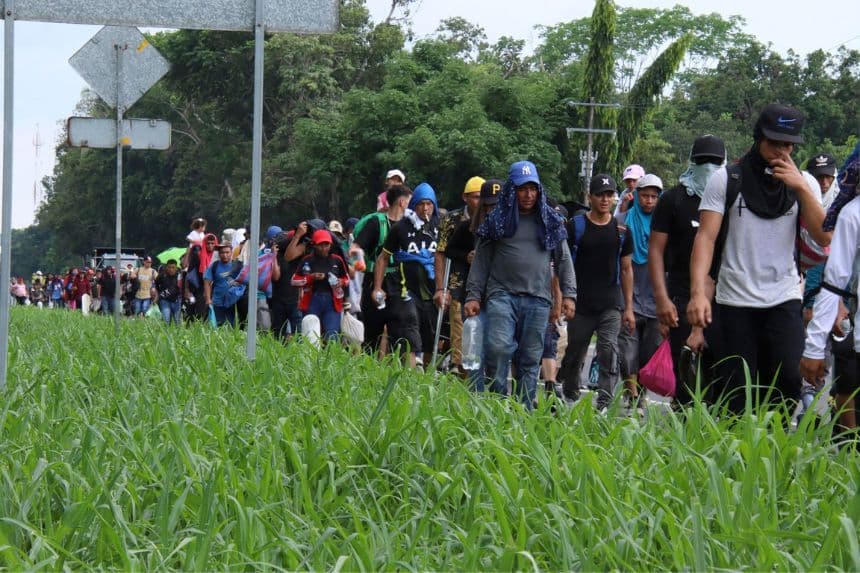 Migrantes caminan en caravana, en Tapachula, estado de Chiapas, México. (EFE/Juan Manuel Blanco)
