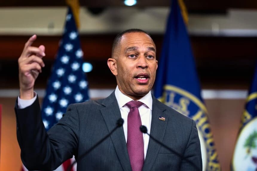 El líder de la minoría en la Cámara, Hakeem Jeffries (D-N.Y.), habla con los periodistas antes de un discurso del presidente Donald Trump el 16 de julio de 2026 en el Capitolio de Washington. (J. Scott Applewhite/Foto AP).