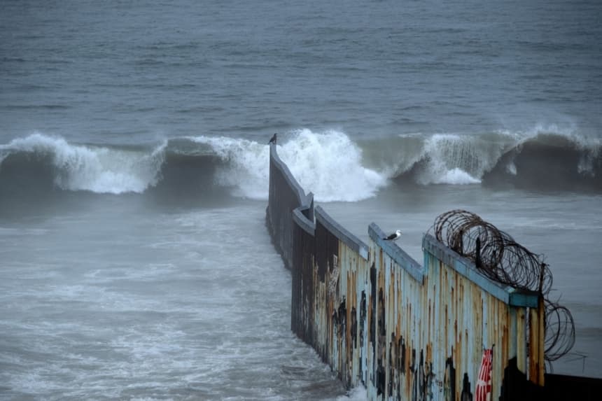 Se observa un mar agitado mientras se acerca la tormenta tropical Hilary cerca de la frontera entre Estados Unidos y México, en Playas de Tijuana, estado de Baja California, México, el 20 de agosto de 2023. (GUILLERMO ARIAS/AFP via Getty Images)