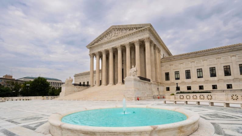 Trump pide a la Corte Suprema restablecer veto a tratamientos transgénero en prisiones federales