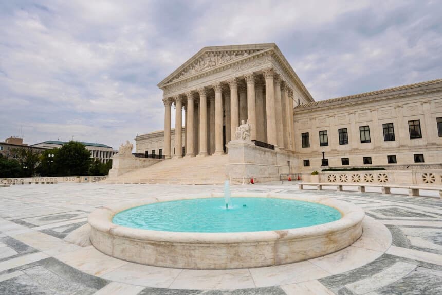 La administración Trump pidió a la Corte Suprema suspender una orden que obliga a prisiones federales a brindar tratamientos hormonales a reclusos con disforia de género.