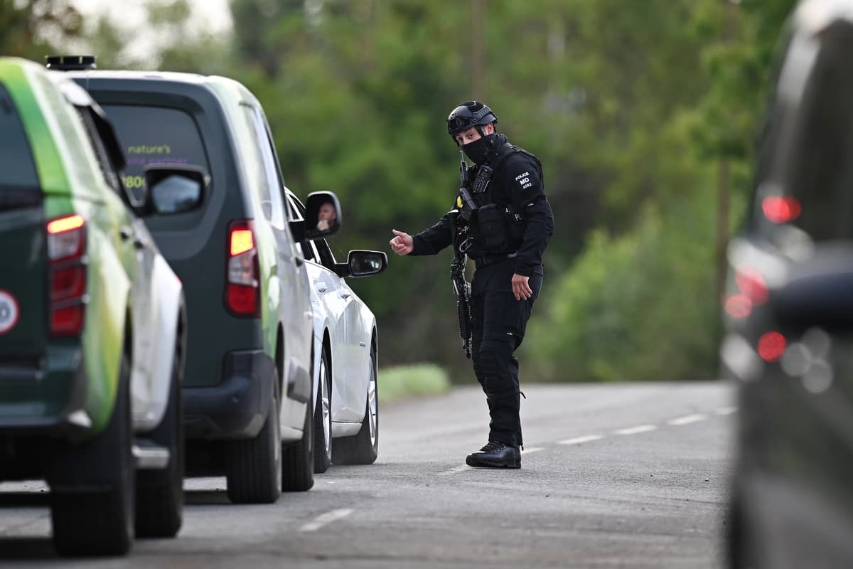 Agentes de policía armados mantienen controles de carretera y seguridad en los alrededores de la base aérea de Fairford, en Fairford, Inglaterra, el 28 de septiembre de 2026. La policía declaró un incidente grave el domingo tras la detención de cinco hombres sospechosos de cometer delitos tipificados en la Ley de Explosivos y de preparar un acto terrorista cerca de la base aérea de Fairford, una base militar que alberga bombarderos de la Fuerza Aérea de EE. UU. involucrados en el conflicto con Irán. Ochenta y cinco viviendas fueron evacuadas de Whelford, un pueblo situado a aproximadamente un kilómetro y medio de la base aérea de Fairford, mientras el equipo especializado en desactivación de explosivos del Ejército investigaba vehículos en la zona. (Leon Neal/Getty Images).