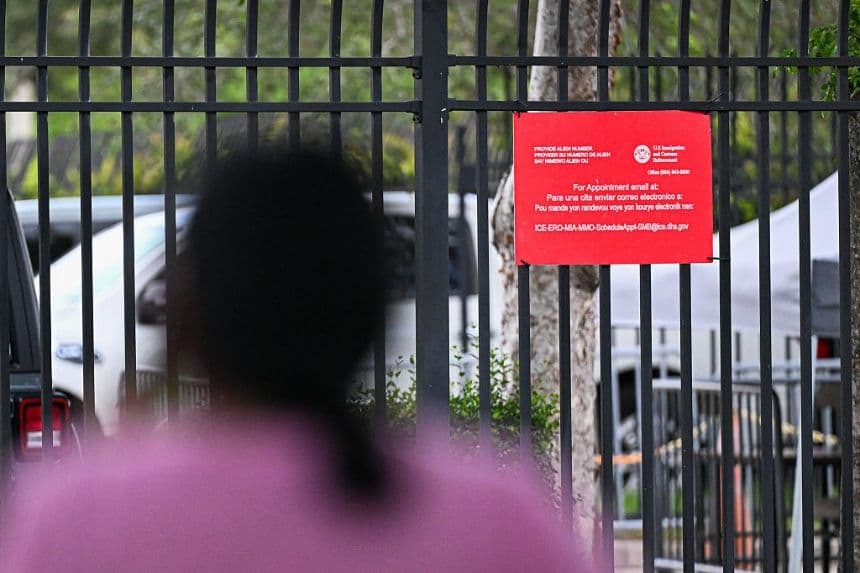 El 22 de septiembre de 2026 se observa un letrero con instrucciones sobre cómo programar una cita afuera de las instalaciones del Servicio de Inmigración y Control de Aduanas de EE. UU. (ICE) en Miramar, Florida. (CHANDAN KHANNA / AFP vía Getty Images)