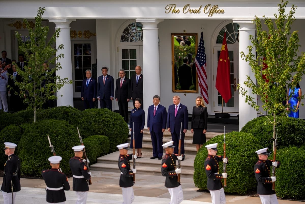 (De izquierda a derecha) La primera dama de China, Peng Liyuan; el líder chino, Xi Jinping; el presidente Donald Trump, y la primera dama Melania Trump participan en una revista militar en el Jardín de las Rosas de la Casa Blanca, en Washington, el 24 de septiembre de 2026. (Andrew Harnik/Getty Images)