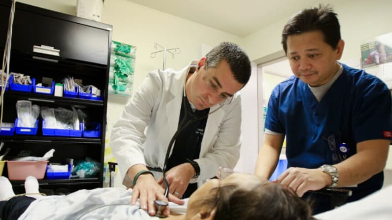Dr. Oz: La IA elevará costos médicos a corto plazo, pero generará ahorros