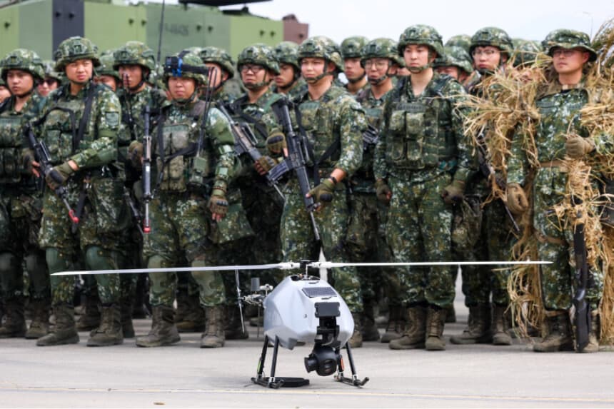 Unos soldados permanecen junto a un vehículo aéreo no tripulado militar en Taichung, Taiwán, el 27 de enero de 2026. (I-Hwa Cheng/AFP vía Getty Images).