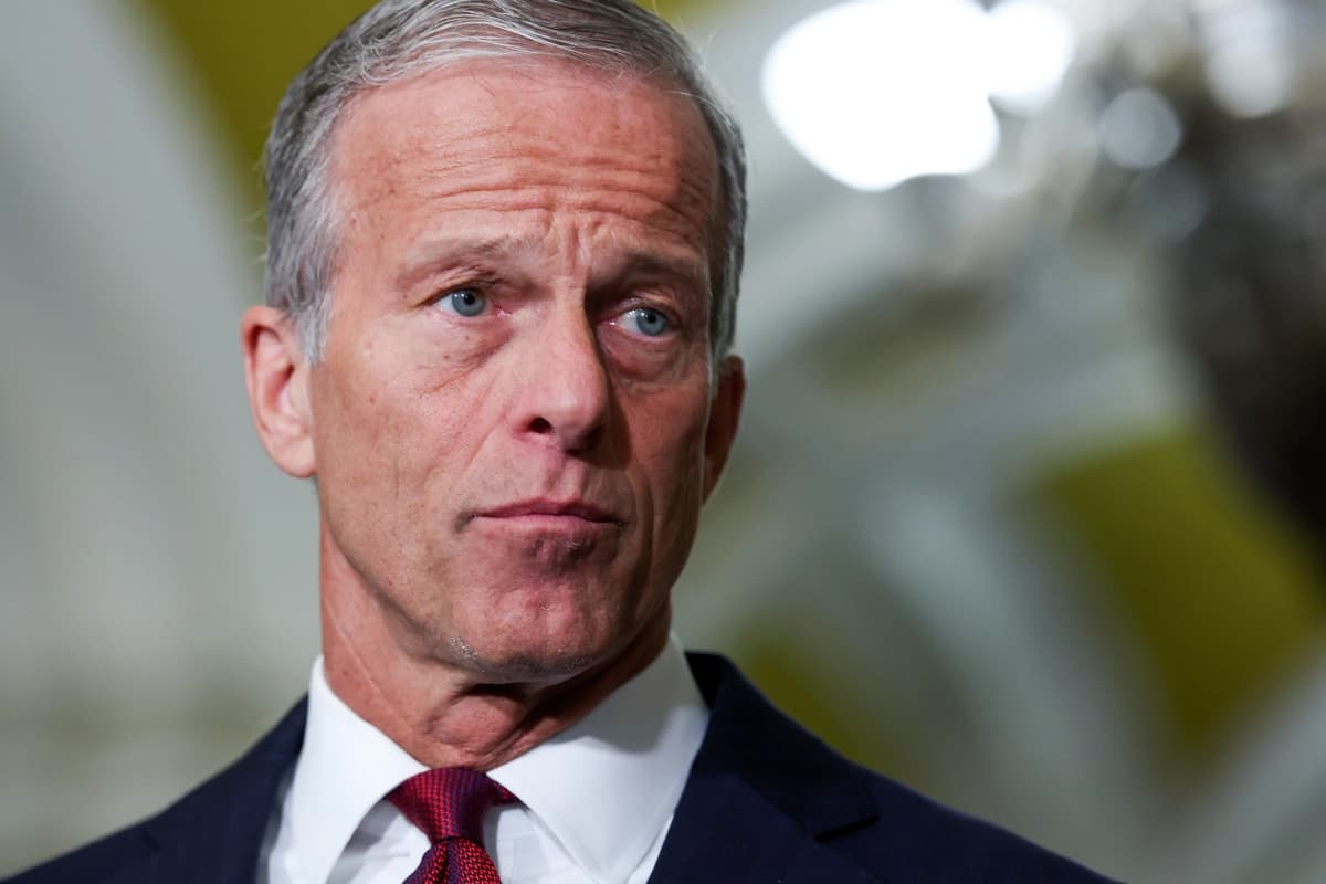 El líder de la mayoría del Senado, John Thune (R-S.D.), habla con los periodistas en Washington el 10 de marzo de 2026. (Anna Moneymaker/Getty Images)