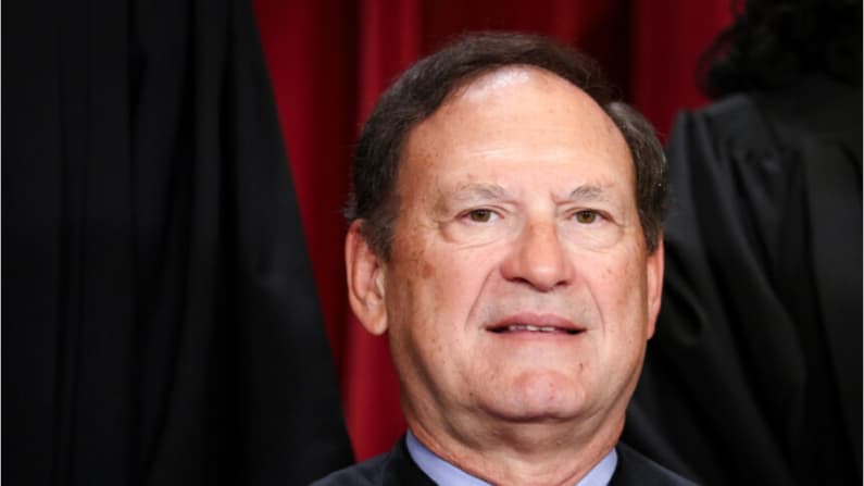 Alito se aparta de caso climático ante Corte Suprema que involucra a petroleras