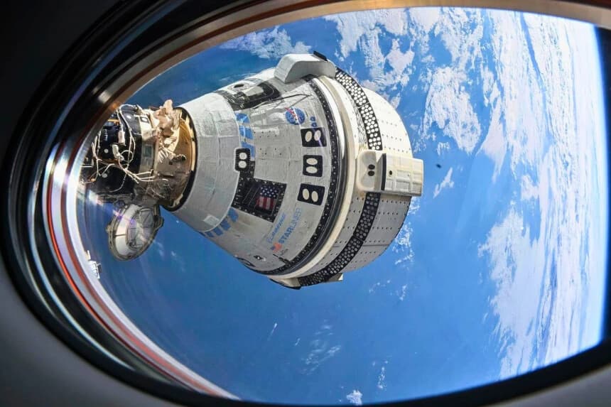 La nave Starliner de Boeing, que lanzó a los astronautas Butch Wilmore y Suni Williams a la Estación Espacial Internacional, se acopló al puerto delantero del módulo Harmony, vista desde una ventana de la nave Dragon Endeavour de SpaceX acoplada al puerto adyacente el 3 de julio de 2024. (NASA vía AP).