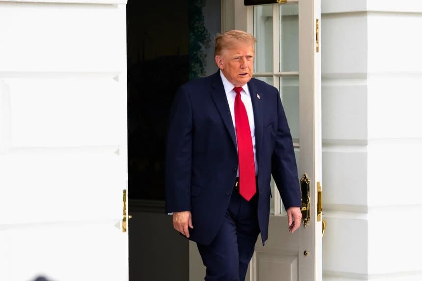 El presidente Donald Trump camina por el Jardín Sur de la Casa Blanca, en Washington, el 26 de septiembre de 2026. (Aaron Schwartz/Getty Images).