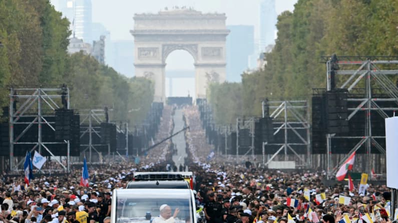 Primer papa estadounidense llena las calles de París y llama a Europa a redescubrir sus raíces cristianas