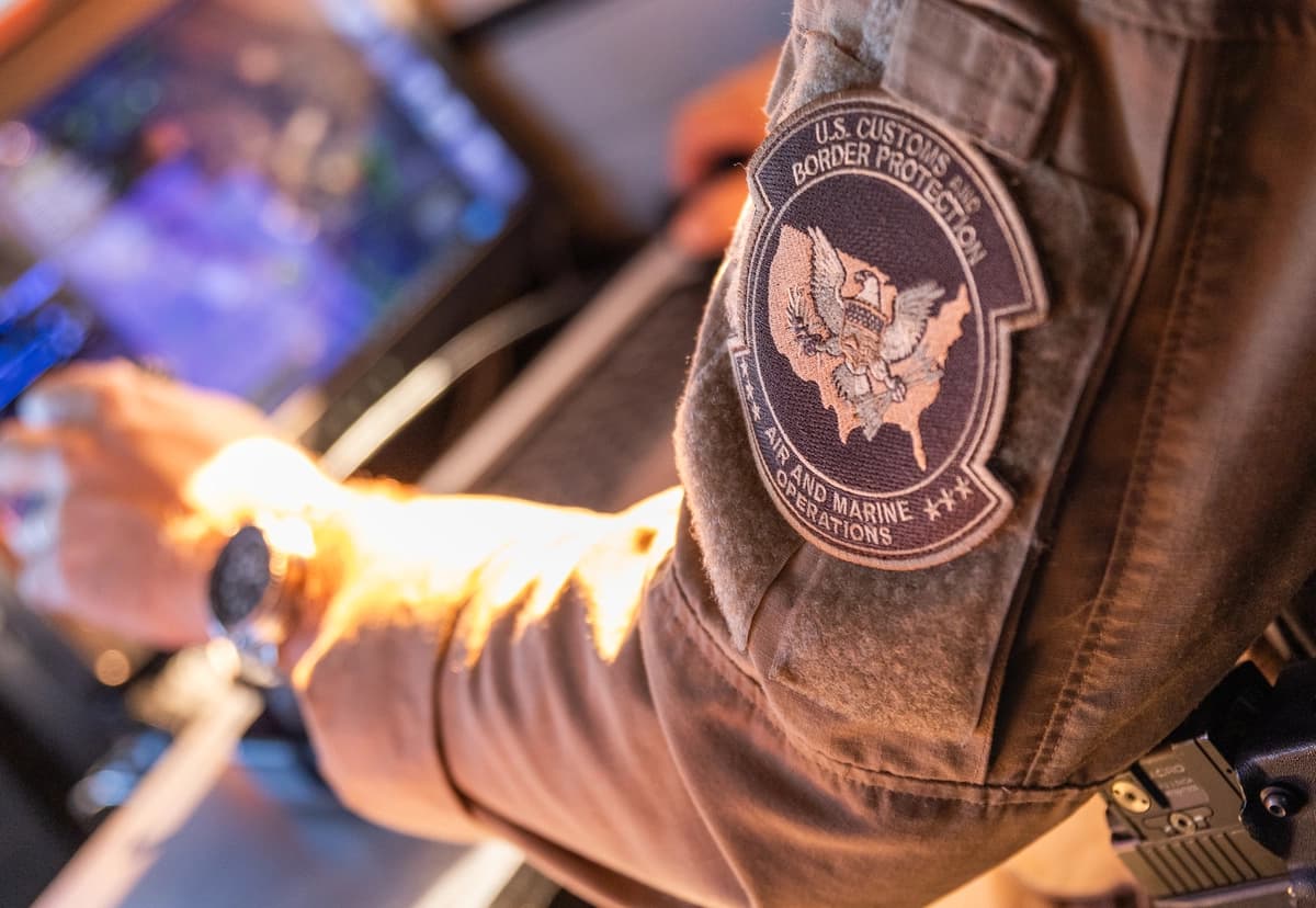 Miembros de las Operaciones Aéreas y Marítimas de la Oficina de Aduanas y Protección Fronteriza se preparan para una patrulla en San Diego, el 23 de septiembre de 2026. (John Fredricks / The Epoch Times).